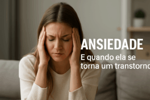 Mulher jovem com expressão ansiosa sentada no sofá, representando sinais de ansiedade