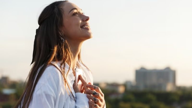 Saúde mental, bem-estar emocional, qualidade de vida, saúde física, relacionamentos saudáveis, desempenho no trabalho, resiliência, estigma, práticas de saúde mental, exercício, alimentação saudável, sono, mindfulness, meditação, apoio profissional, conexões sociais.